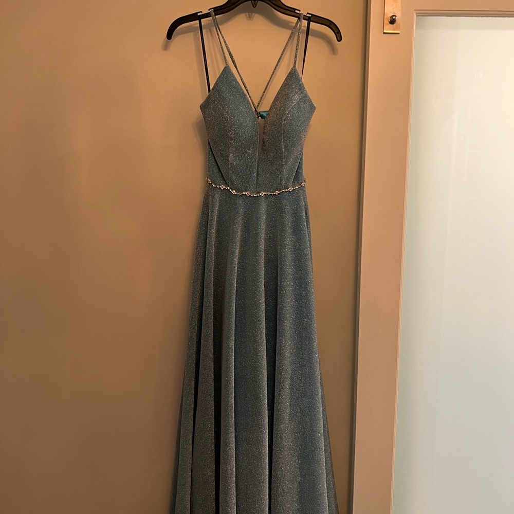 A gown that can be worn at prom or pageants. size 6